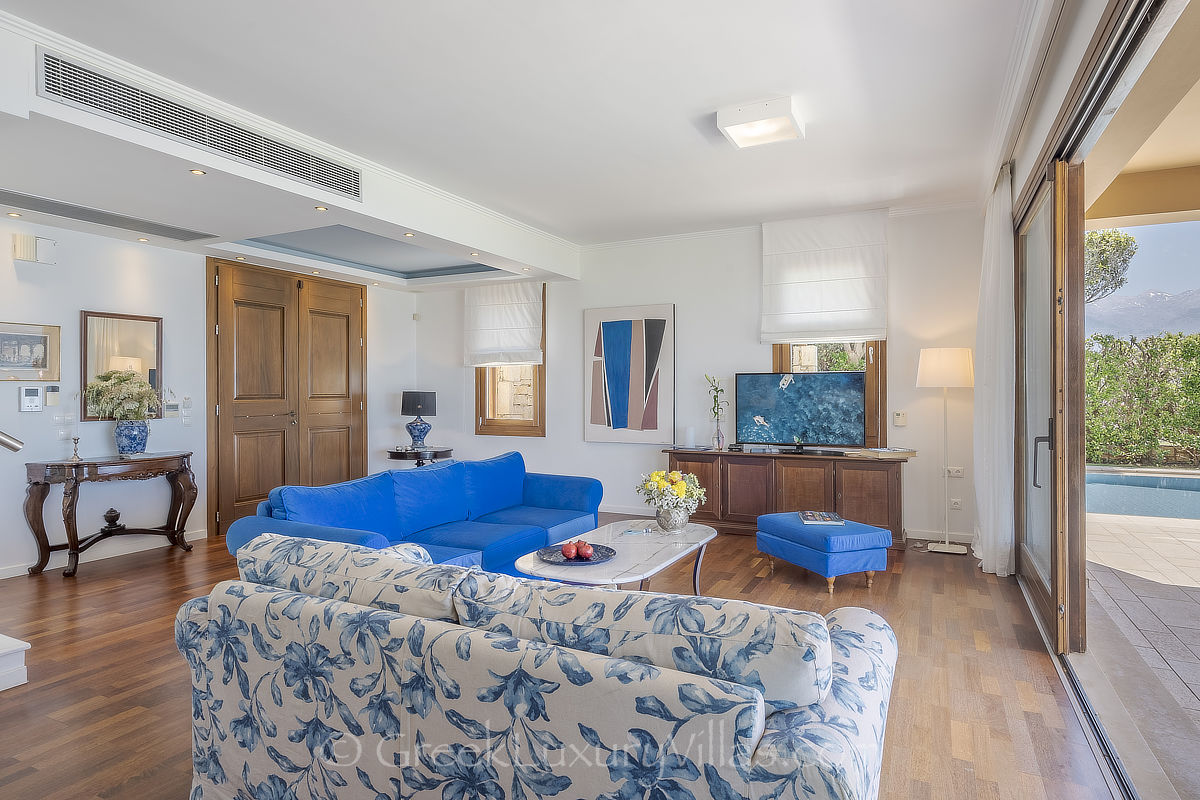 Lounge einer traditionellen Villa am Meer mit Pool auf Kreta