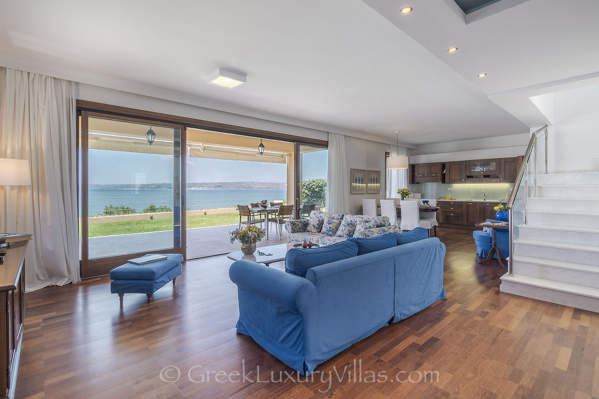 Meerblick von der Lounge in einer traditionellen Villa am Meer mit Pool