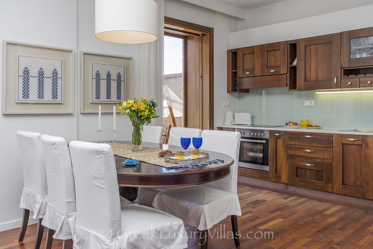 Küche einer traditionellen Villa am Meer mit Pool auf Kreta