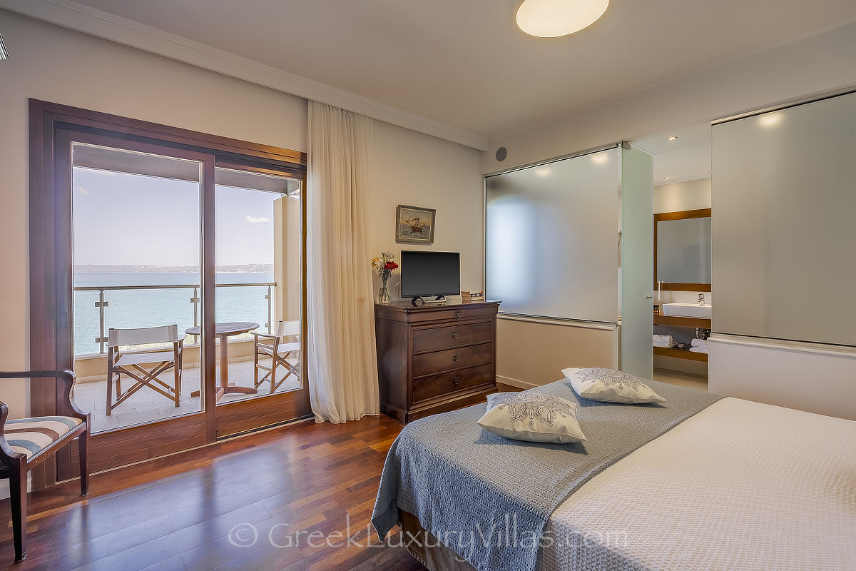 Hauptschlafzimmer mit Meerblick einer Villa am Meer mit Pool