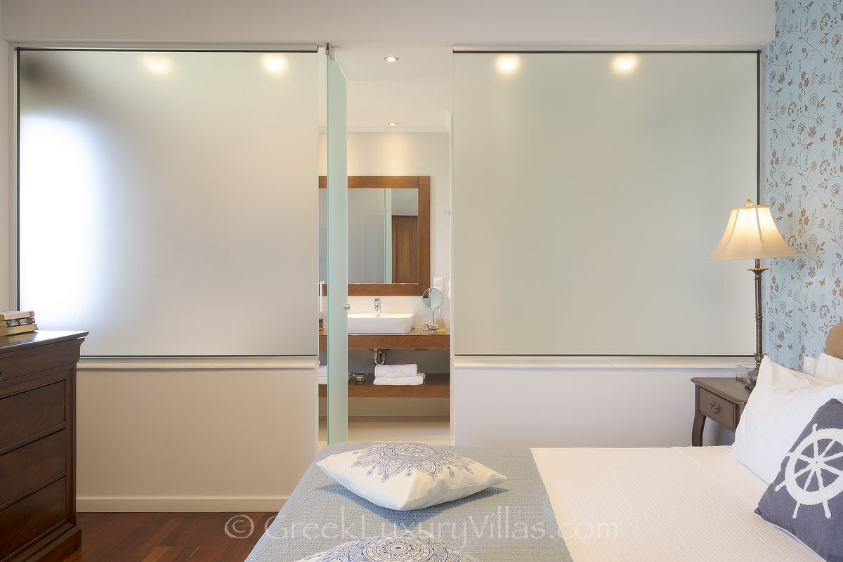 Badezimmer mit Meerblick in traditioneller Villa am Meer mit Pool