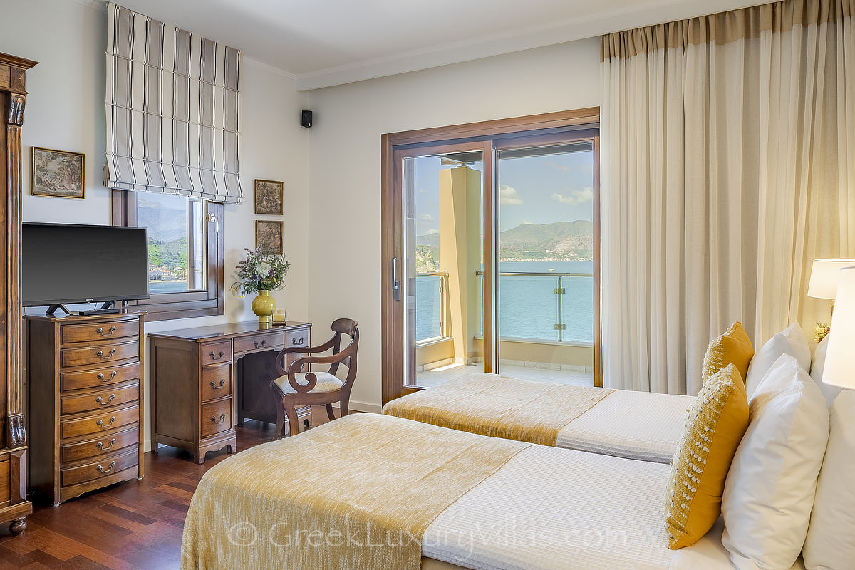elegantes Schlafzimmer einer Villa am Meer mit Pool auf Kreta