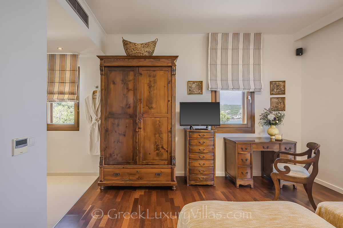 exklusive Möbel in einer traditionellen Villa am Meer auf Kreta