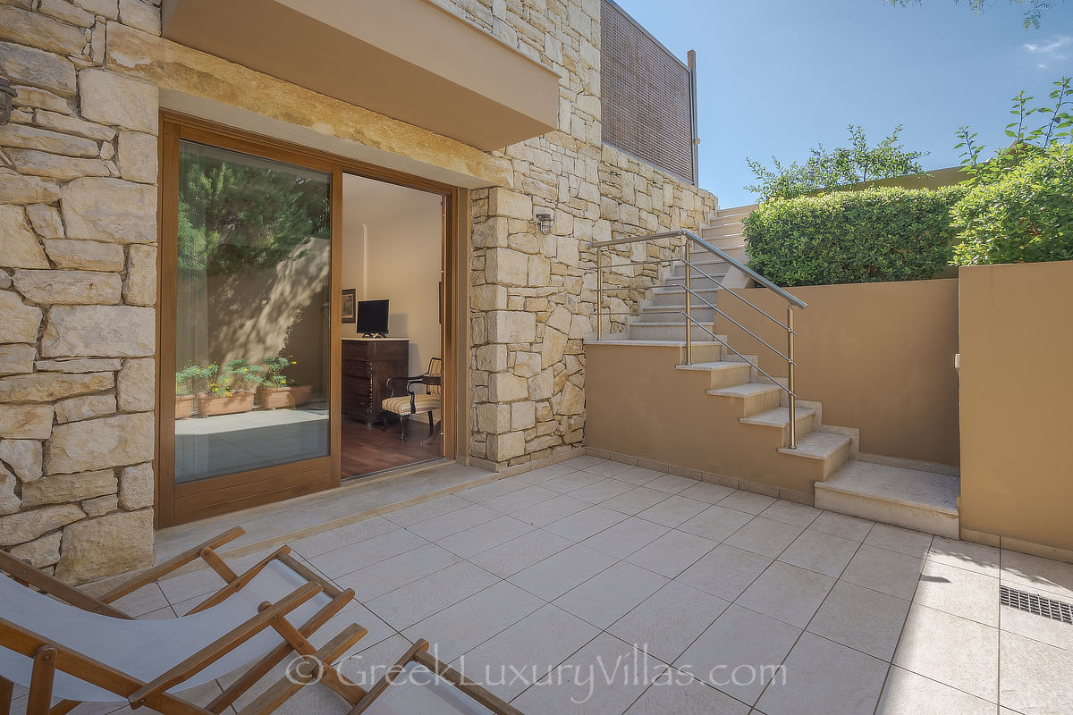 Hof einer traditionellen Villa am Meer mit Pool auf Kreta