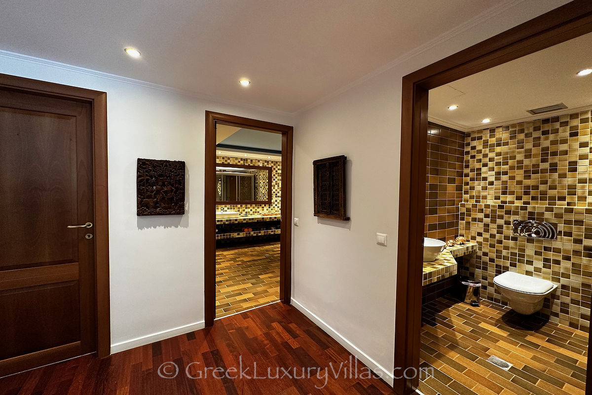 Spa-Badezimmer einer traditionellen Villa am Meer auf Kreta