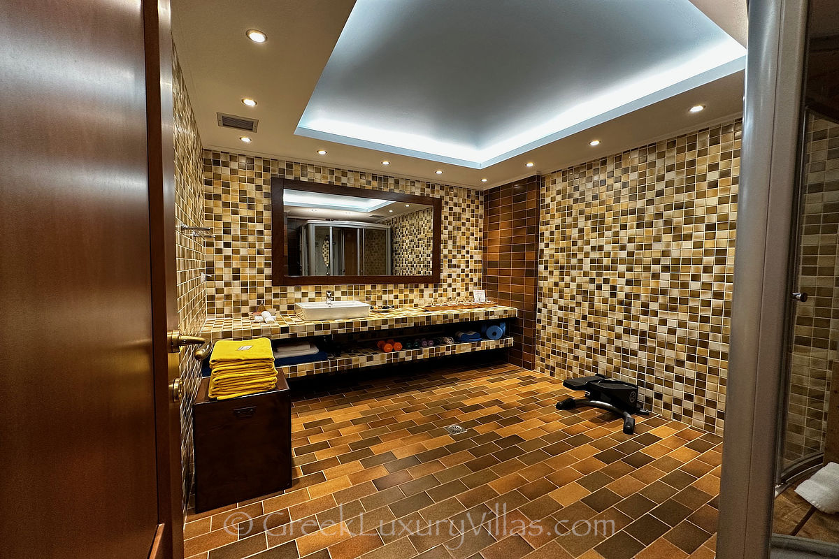 Spa-Badezimmer einer traditionellen Villa am Meer mit Pool