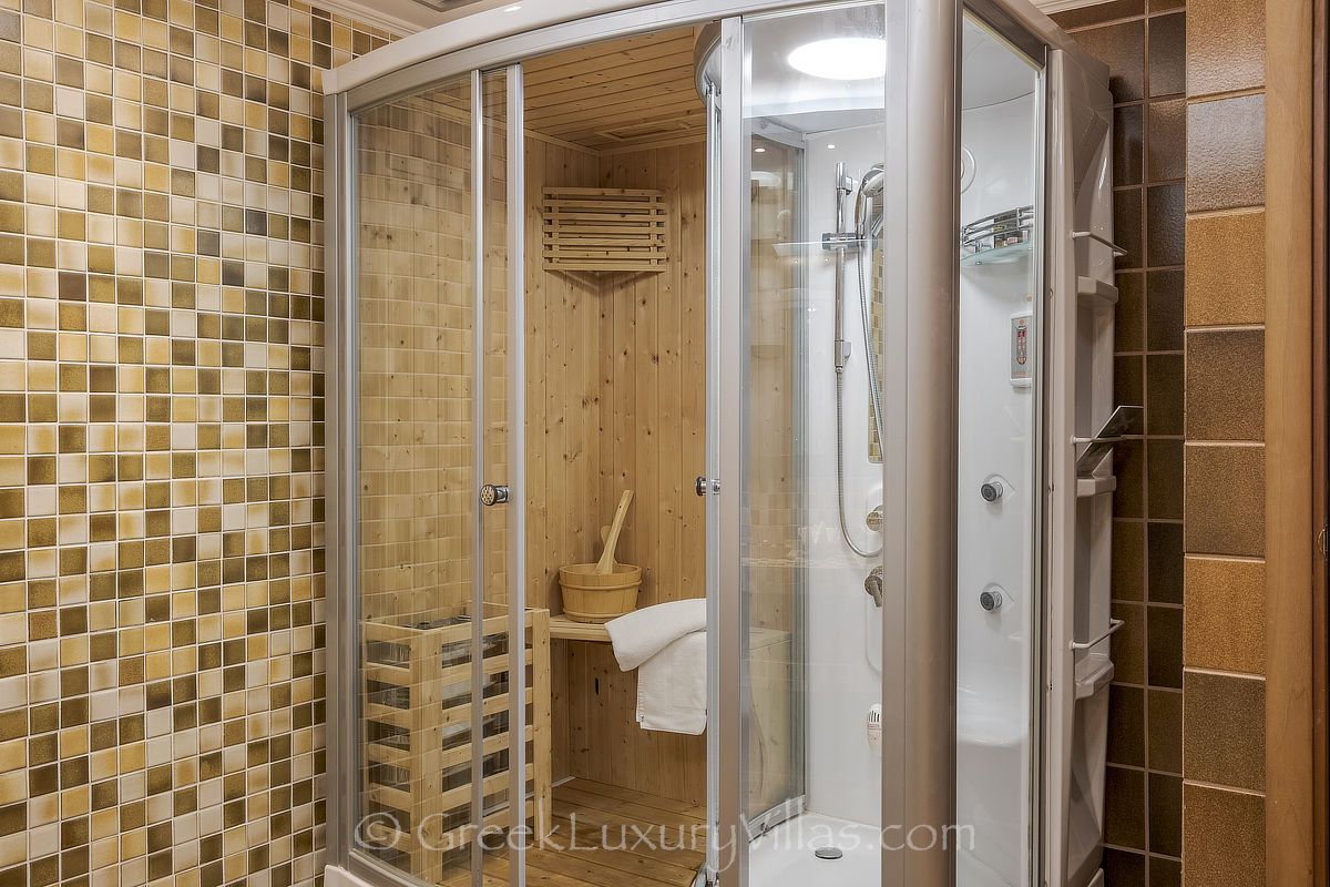 Sauna oder Spa-Badezimmer einer traditionellen Villa am Meer