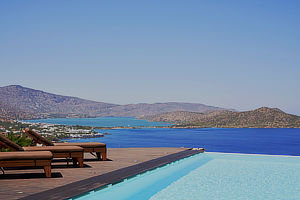 Moderne Luxusvilla mit beheiztem Pool und Blick über Elounda