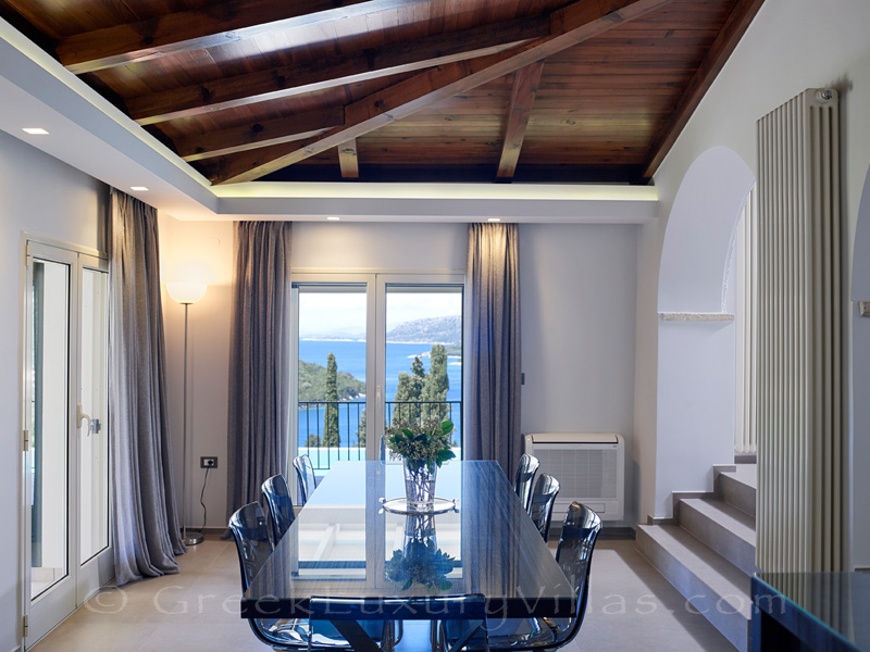 Esszimmer mit Meerblick der Luxusvilla in Sivota