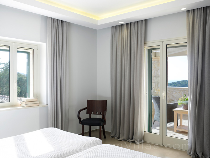 modernes Schlafzimmer der Luxusvilla in Sivota