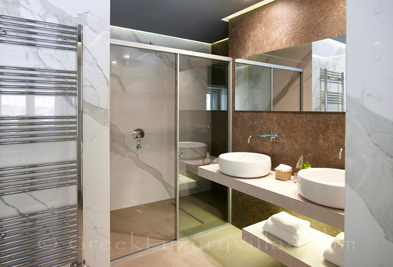 modernes Badezimmer der Luxusvilla in Sivota