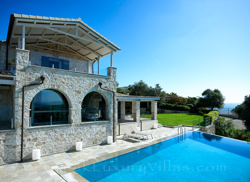 luxuriöse Villa mit Pool und Meerblick