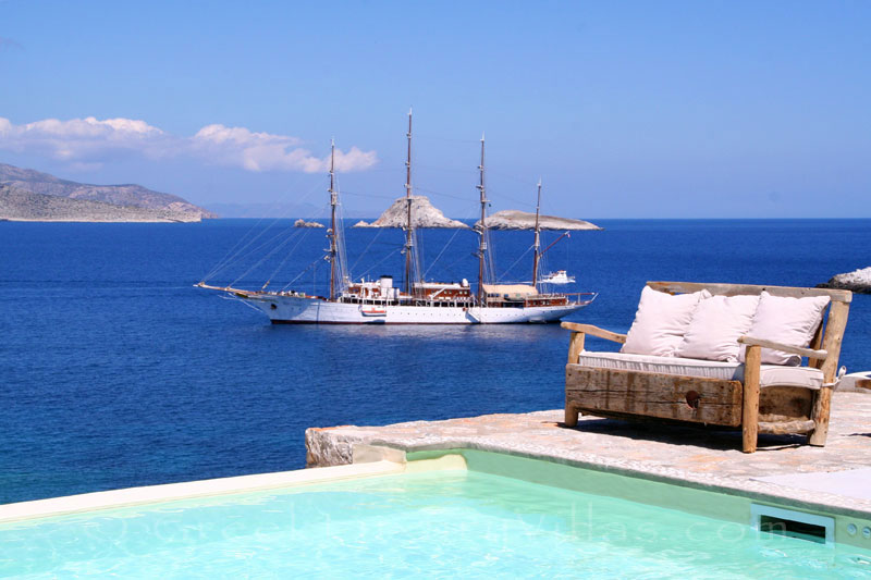 Villas by the sea on Folegandros