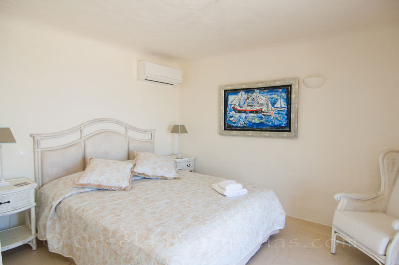 Schlafzimmer mit Meerblick in Ferienhaus auf Kea