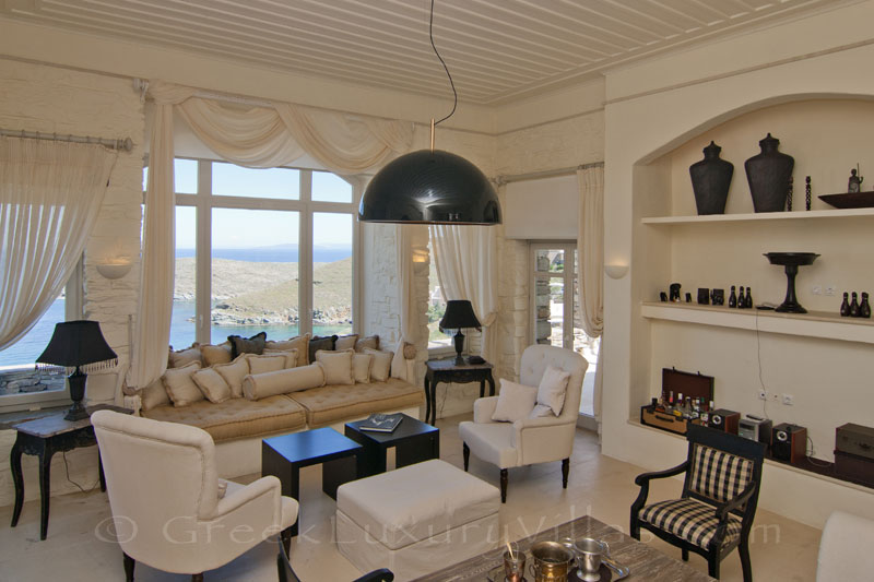 private luxuriöse Villa mit Wohnzimmer mit Meerblick