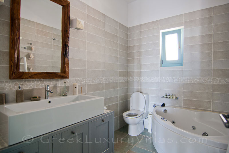 Bathroom of luxury villa with pool in Koufonisi