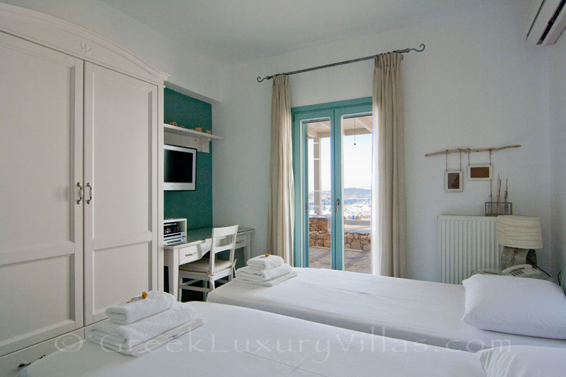 Twin bedroom of luxury villa with pool in Koufonisi