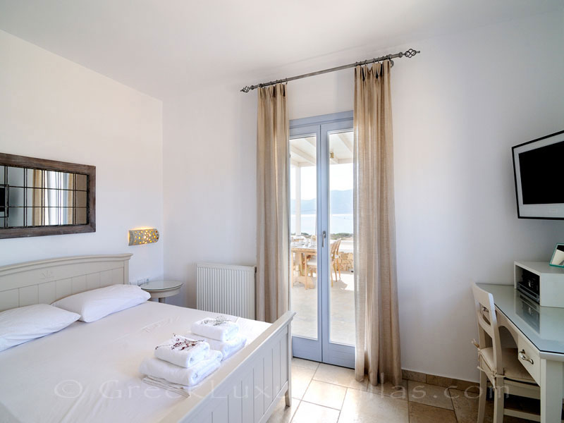 Double bedroom of luxury villa with pool in Koufonisi