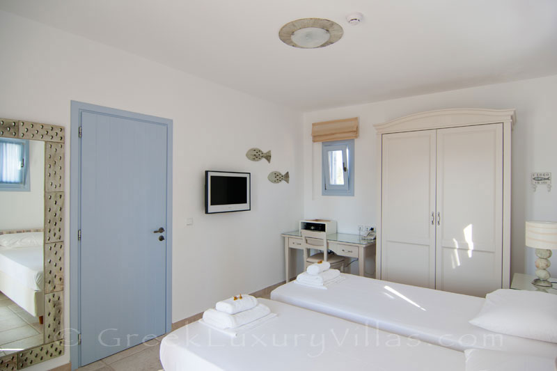 Twin room of luxury villa with pool in Koufonisi