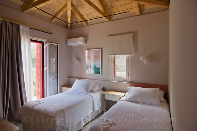 Single beds bedroom of a villa in Lefkas