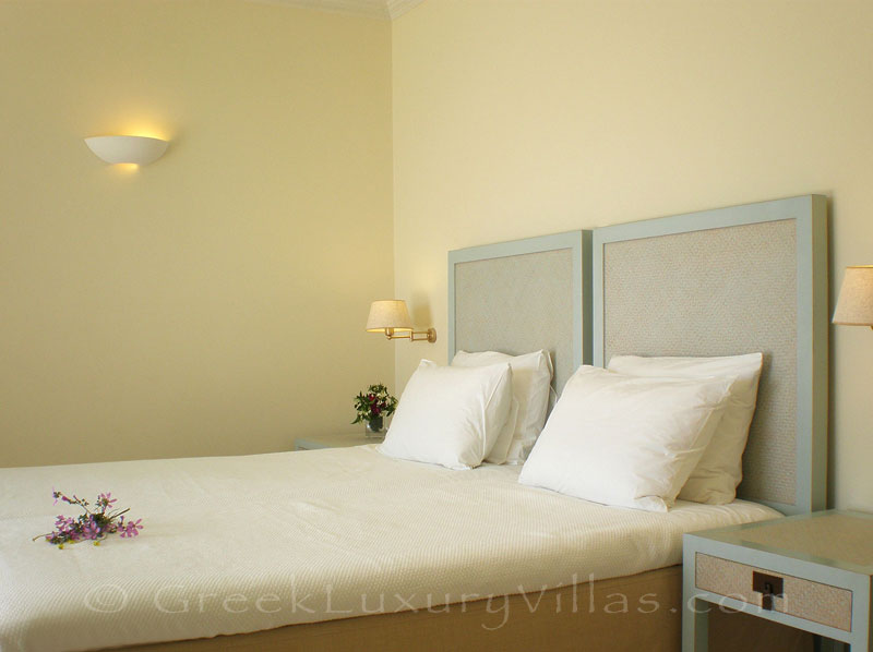 A twin bedroom in a villa with seaview and a pool in Lefkada