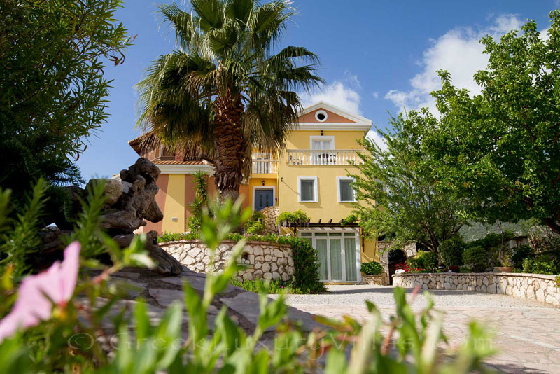 entrance to luxury villa in Lefkas Nidrii