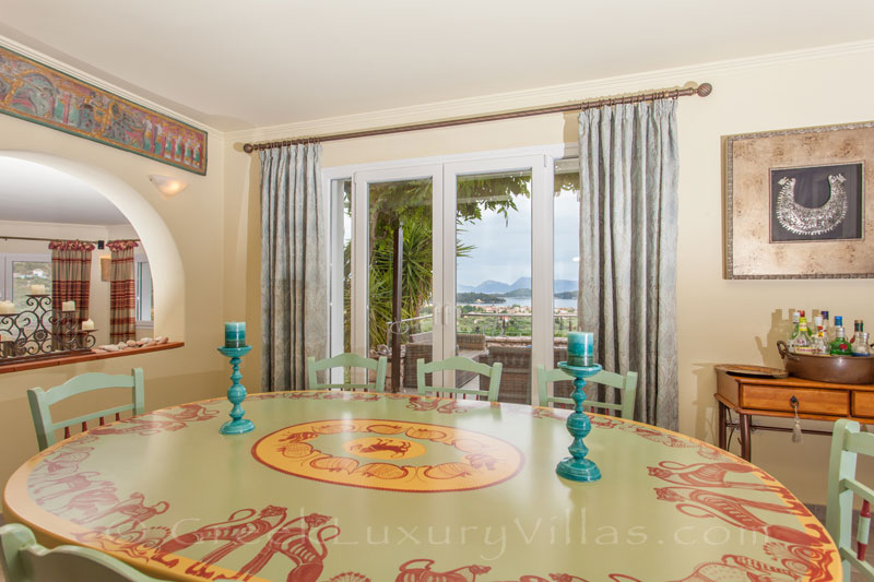 luxury villa in Lefkas Nidrii dining room