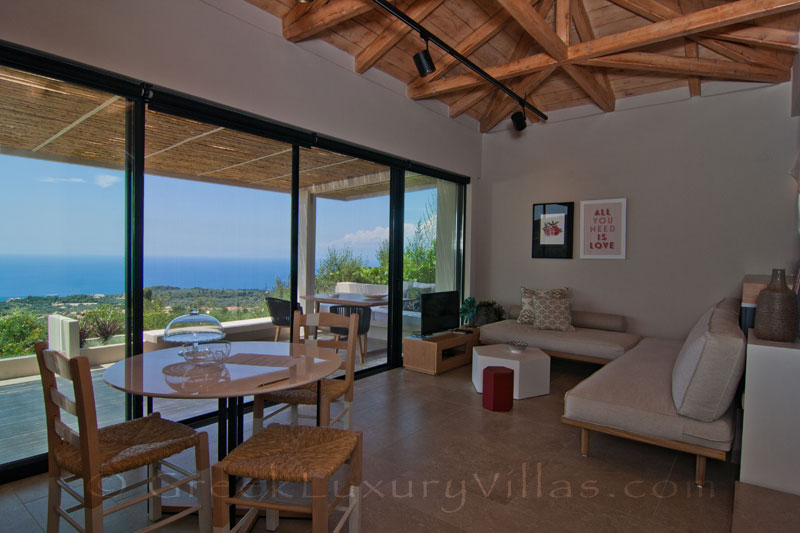 Villa for two with open plan lounge and seaview