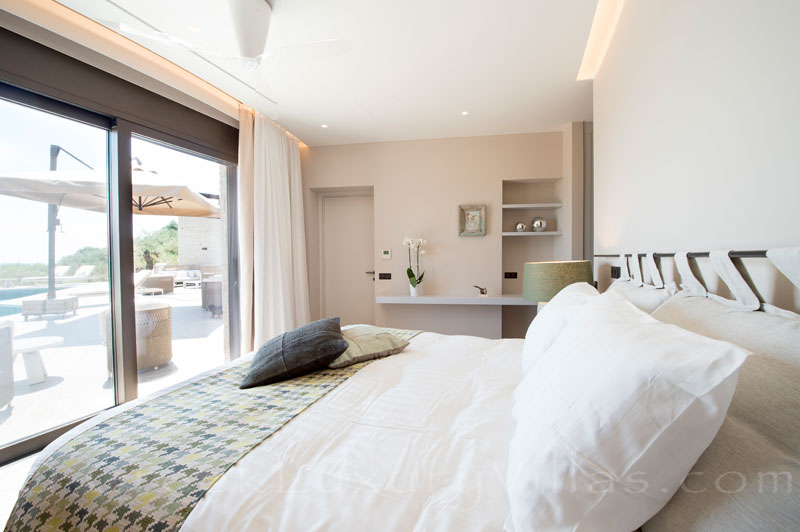 Erdgeschoss Schlafzimmer in Luxusvilla in Costa Navarino