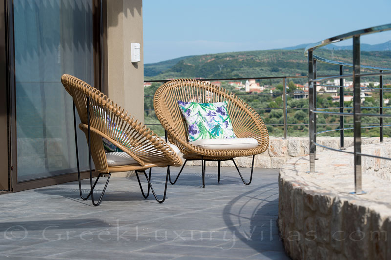 Lounge mit Ausblick über Costa Navarino, Pylos und Gialova