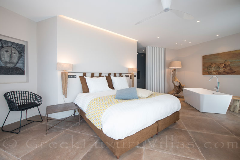 Doppelzimmer der modernen Luxusvilla bei Costa Navarino
