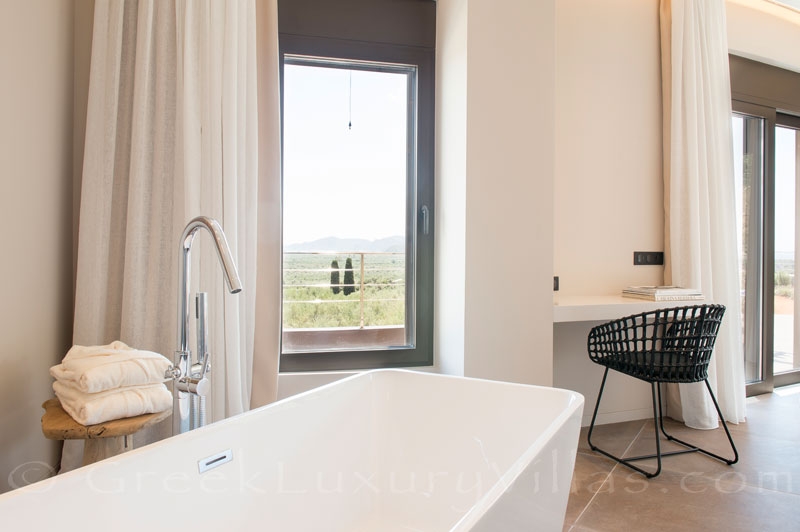 Badewanne mit Aussicht über Pylos und Costa Navarina