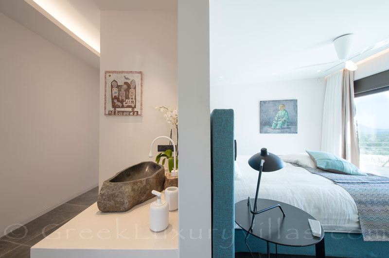 Schlafzimmer mit Doppelbett und eigenem Bad in der Luxusvilla bei Costa Navarino, Gialova