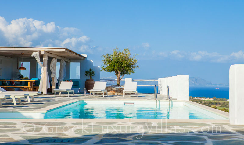 A luxury villa with a pool in Rhodos