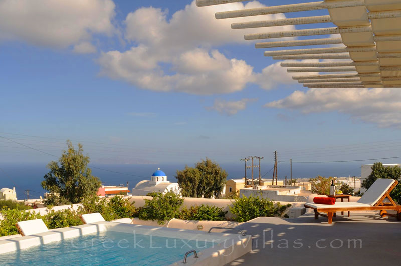A rooftop terrace of a villa in Santorini with a whirlpool bath with view over Imerovigli