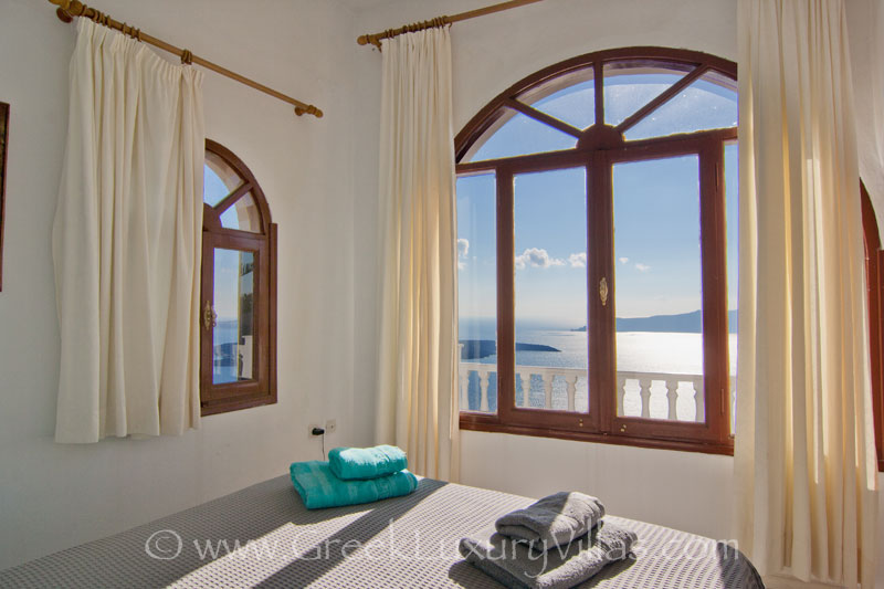 A large villa in Santorini with sea view from the bed