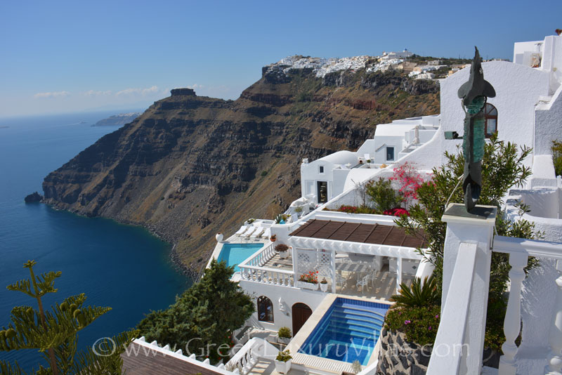 An ideal villa for groups in Santorini with a pool on the cliff
