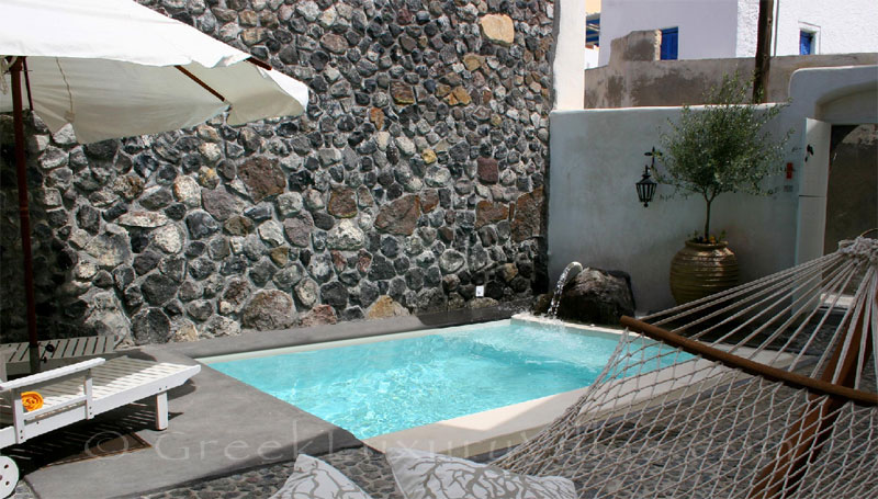 A stone house villa for two people with a pool in Santorini