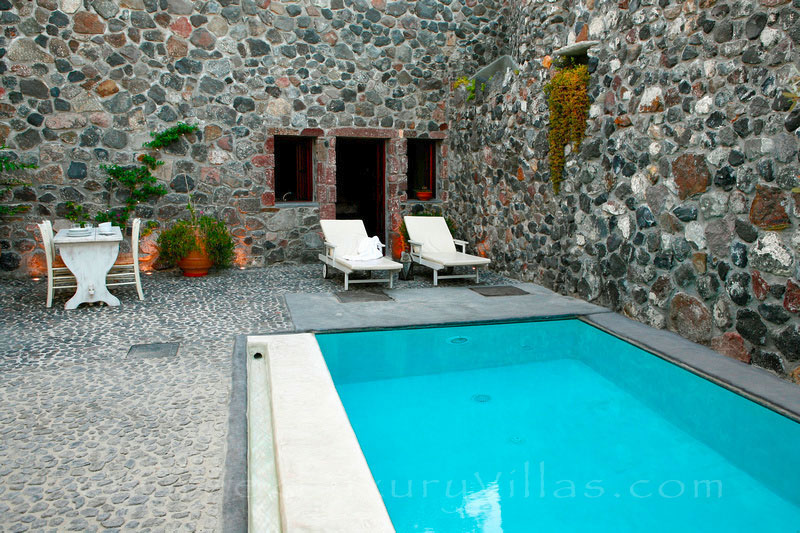 A stone house villa for two with a pool with privacy in Santorini