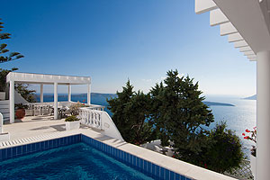 Große Villa mit Pool und Blick auf die Caldera - der Krater von Santorini