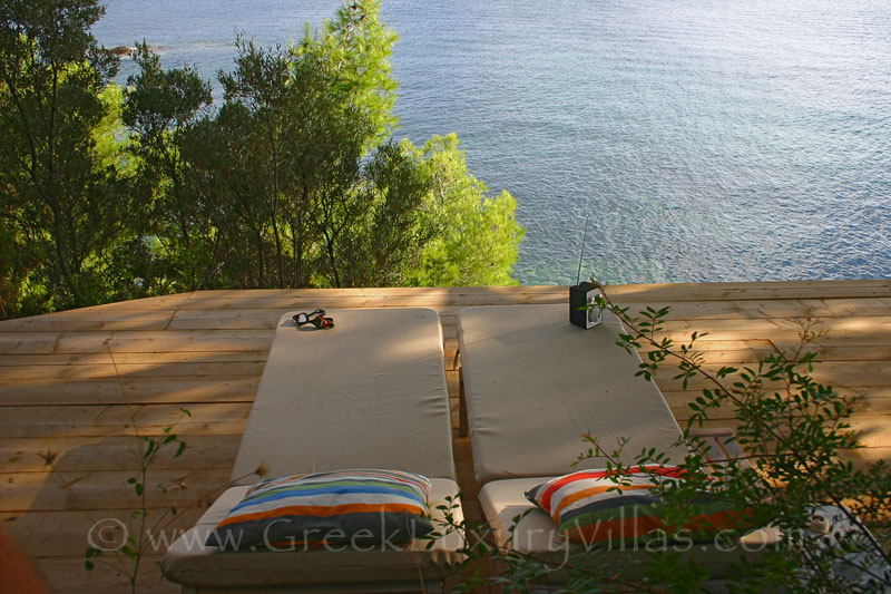 Relax by the sea with privacy at beachfront cottage on Skiathos