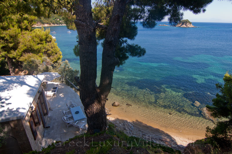 Relax by the sea at Skiathos beachfront cottage