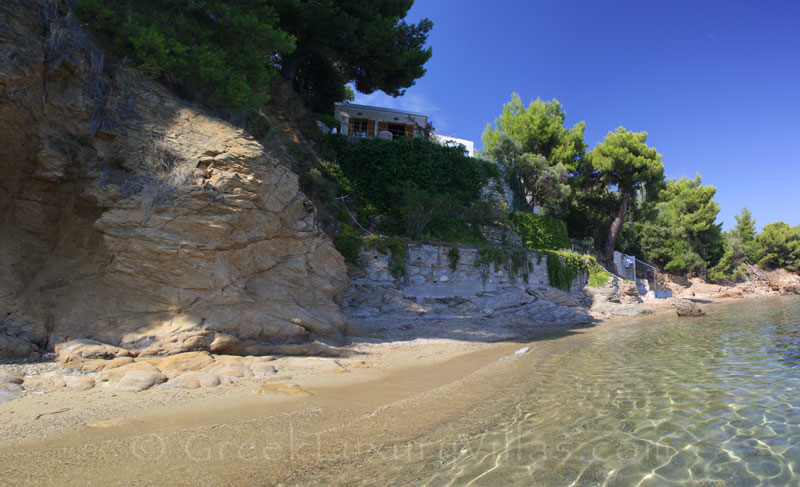 Surrounded by the sea at Skiathos beachfront cottage