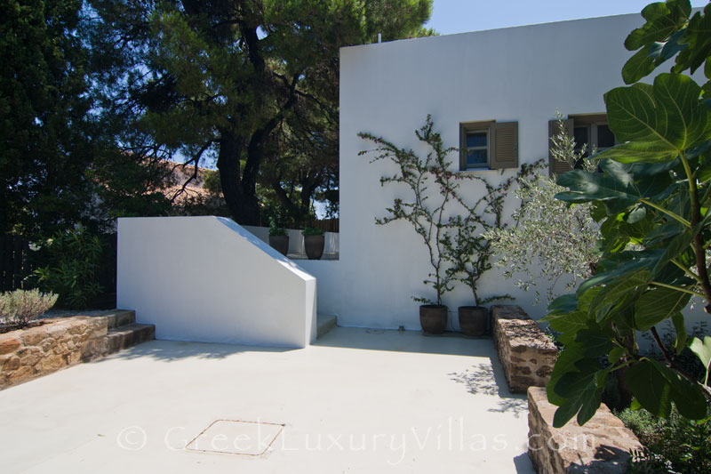 Eingang und Garten der Villa am Strand Skiathos