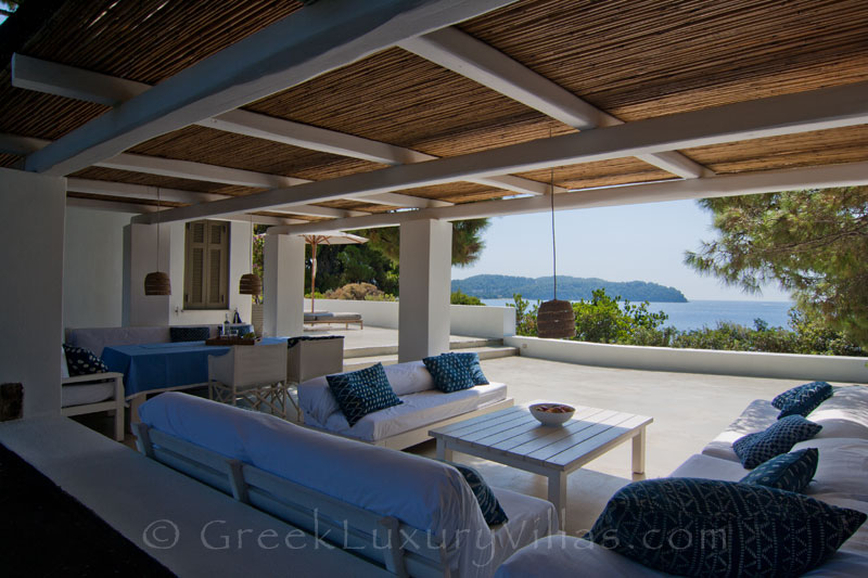 Lounge mit Meerblick in der Villa am Ufer auf Skiathos