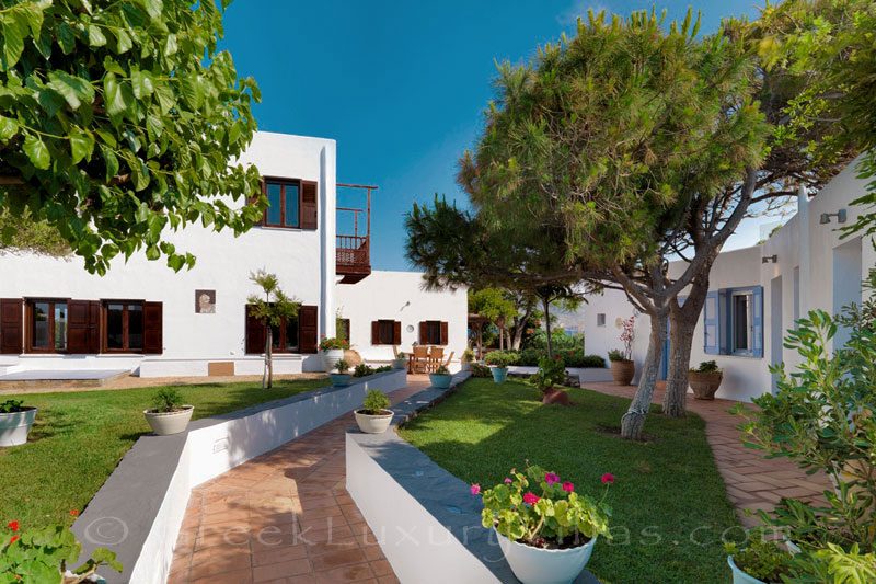 Garden of beachfront villa in Skyros