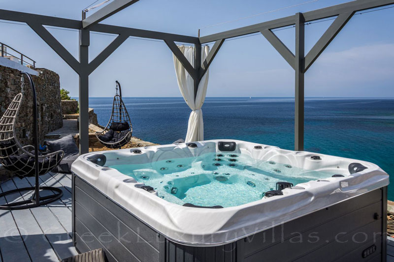 Whirlpool im Freien in der Villa am Meer auf der griechischen Insel
