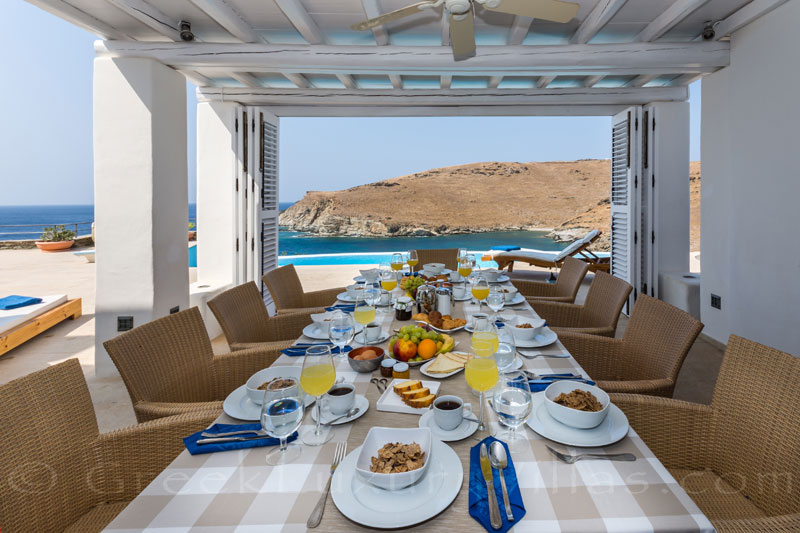 Frühstückstisch im Freien mit Meerblick Villa auf der griechischen Insel