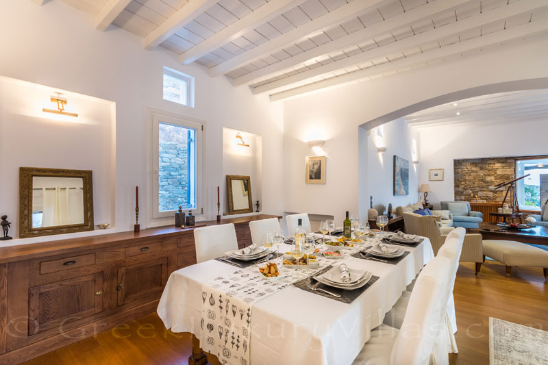 Abendessen in einer Luxusvilla am Meer auf der griechischen Insel