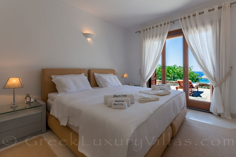 Gästehaus Doppelbett Meerblick Luxusvilla Syros Griechenland